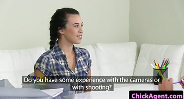 sex viêt 69 Một kẻ lừa đảo ukraine quyến rũ một người bạn sex trên xe và liếm tinh trùng.